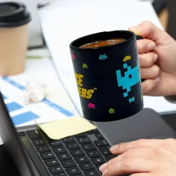 Space Invaders Logo Tasse mit Metallic Finish