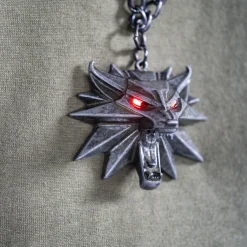 The Witcher 3 Wild Hunt Wolf Medaillon mit LED Augen