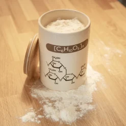 Vorratsbehälter für Mehl mit chemischen Formeln